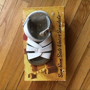 Adorable kids toddler size 4 saltwater sandals